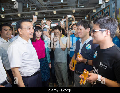 Pechino, la Cina la provincia di Liaoning. 9 Sep, 2015. Il premier cinese LI Keqiang (L) assiste il road show per una nuova impresa innovativa a una piattaforma che fornisce servizi a creatori, o quelli che trasformano le idee innovative per i prodotti, in high-tech Zone di Dalian, a nord-est della Cina di Provincia di Liaoning, Sett. 9, 2015. Li aveva un giro di ispezione in Dalian su aggiornamento industriali nonché messa imprenditorialità e innovazione durante il suo soggiorno per l'estate forum di Davos qui. © Wang Ye/Xinhua/Alamy Live News Foto Stock