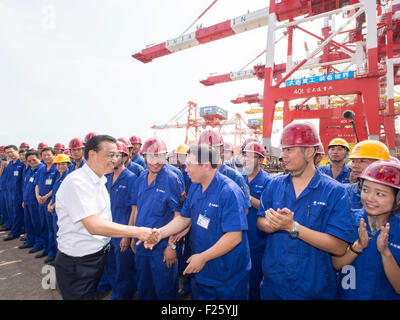 Pechino, la Cina la provincia di Liaoning. 9 Sep, 2015. Il premier cinese LI Keqiang visite lavoratori su un gruppo costiere area di Dalian Industria navale Offshore Co., Ltd. di Dalian, a nord-est della Cina di Provincia di Liaoning, Sett. 9, 2015. Li aveva un giro di ispezione in Dalian su aggiornamento industriali nonché messa imprenditorialità e innovazione durante il suo soggiorno per l'estate forum di Davos qui. © Wang Ye/Xinhua/Alamy Live News Foto Stock