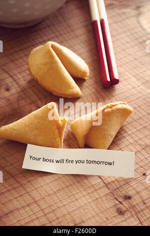 Fortune Cookie con una sfortuna messaggio di sparo vintage filtro applicato all'immagine Foto Stock