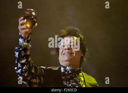 Inglenwood, CALIFORNIA, STATI UNITI D'AMERICA. Undicesimo Sep, 2015. Il cantante messicano Juan Gabriel esegue presso il Forum di Inglewood, California venerdì 11 settembre 2015. Juan Gabriel star è un nuovo tour ''BIENVENIDOS AL NOA NOA'' .ARMANDO ARORIZO Credito: Armando Arorizo/Prensa Internacional/ZUMA filo/Alamy Live News Foto Stock