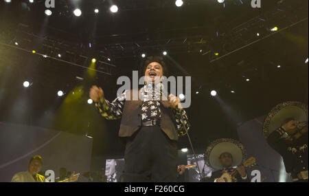 Inglenwood, CALIFORNIA, STATI UNITI D'AMERICA. Undicesimo Sep, 2015. Il cantante messicano Juan Gabriel esegue presso il Forum di Inglewood, California venerdì 11 settembre 2015. Juan Gabriel star è un nuovo tour ''BIENVENIDOS AL NOA NOA'' .ARMANDO ARORIZO Credito: Armando Arorizo/Prensa Internacional/ZUMA filo/Alamy Live News Foto Stock