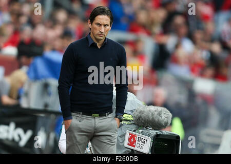 Leverkusen, Germania. Xii Sep, 2015. Leverkusen allenatore Roger Schmidt sorge al margine durante la Bundesliga tedesca partita di calcio tra Bayer Leverkusen e Darmstadt 98 a Leverkusen, Germania, 12 settembre 2015. Foto: MAJA HITIJ/DPA (EMBARGO CONDIZIONI - ATTENZIONE: grazie alle linee guida di accreditamento, il DFL consente solo la pubblicazione e utilizzazione di fino a 15 immagini per corrispondenza su internet e nei contenuti multimediali in linea durante la partita.) Credito: dpa/Alamy Live News Foto Stock