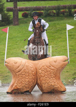 Blair Atholl, Perthshire, UK. Xii Sep, 2015. Michael Jung [GER] FischerTakinou equitazione AA in azione durante il cross country fase sul terzo giorno. Michael Jung è in primo luogo andare in finale showjumping round. Il Longines FEI European Eventing Championships 2015 Castello di Blair. Credito: Stephen Bartolomeo/Alamy Live News Foto Stock