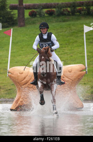 Blair Atholl, Perthshire, UK. Xii Sep, 2015. Michael Jung [GER] FischerTakinou equitazione AA in azione durante il cross country fase sul terzo giorno. Michael Jung è in primo luogo andare in finale showjumping round. Il Longines FEI European Eventing Championships 2015 Castello di Blair. Credito: Stephen Bartolomeo/Alamy Live News Foto Stock