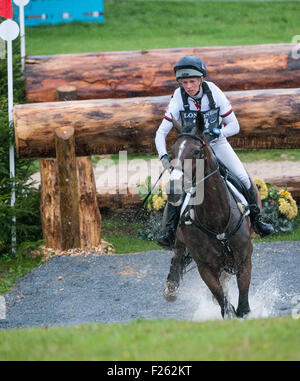 Blair Atholl, Perthshire, UK. Xii Sep, 2015. Izzy Taylor [GBR] equitazione Briarlands KBIS Matilda in azione durante il cross country fase sul terzo giorno. Izzy è il posto migliore pilota britannico e in terzo luogo che va in finale showjumping round. Il Longines FEI European Eventing Championships 2015 Castello di Blair. Credito: Stephen Bartolomeo/Alamy Live News Foto Stock