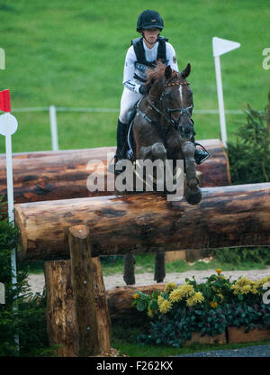 Blair Atholl, Perthshire, UK. Xii Sep, 2015. Sandra Auffarth [GER] riding Opgun Louvo in azione durante il cross country fase sul terzo giorno. Sandra è in secondo luogo va in finale showjumping round. Il Longines FEI European Eventing Championships 2015 Castello di Blair. Credito: Stephen Bartolomeo/Alamy Live News Foto Stock