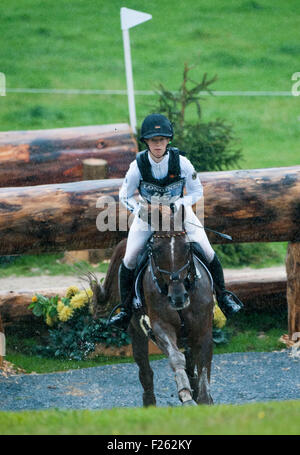 Blair Atholl, Perthshire, UK. Xii Sep, 2015. Sandra Auffarth [GER] riding Opgun Louvo in azione durante il cross country fase sul terzo giorno. Sandra è in secondo luogo va in finale showjumping round. Il Longines FEI European Eventing Championships 2015 Castello di Blair. Credito: Stephen Bartolomeo/Alamy Live News Foto Stock