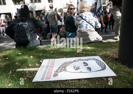 Londra, Regno Unito. Xii Sep, 2015. Un cartello con un Bashar al-Assad ritratto durante una solidarietà con i rifugiati di dimostrazione in Londra, Regno Unito. Credito: Noemi Gago/Alamy Live News Foto Stock