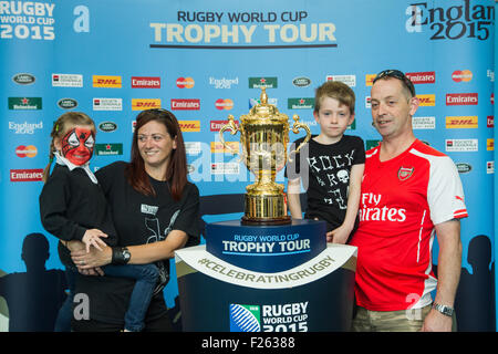 Londra, Regno Unito. 12 settembre 2015. La famiglia Shannon fotografato con la Webb Ellis Cup sul display a Willesden Green Centro Culturale durante la fase di apertura della nuova biblioteca come parte della RWC Trophy Tour. Il trofeo nei giorni finali del tour prima del torneo prende il via il 18 settembre. Credito: Elsie Kibue / Alamy Live News Foto Stock