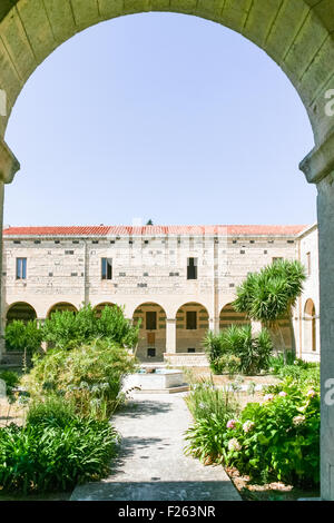 Particolare di cloisterin una chiesa di 'San Pietro di Sorres' Borutta Sassari - chiesa Romanica Foto Stock