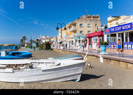 Torremolinos Costa del Sol, provincia di Malaga, Andalusia, Spagna meridionale. La Carihuela Esplanade e la spiaggia. Foto Stock