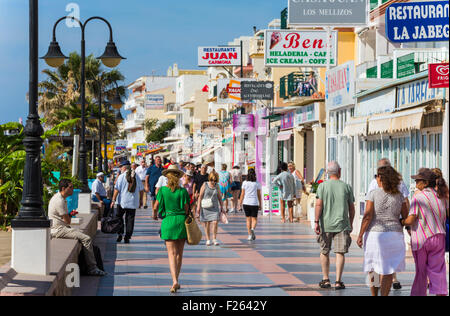 Torremolinos Costa del Sol, provincia di Malaga, Andalusia, Spagna meridionale. Persone che passeggiano in La Carihuela esplanade. Foto Stock