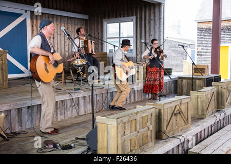 Un Acadian gruppo folk intrattiene i visitatori presso Le Pays de la Sagouine, Bouctouche, New Brunswick, Canada. Foto Stock