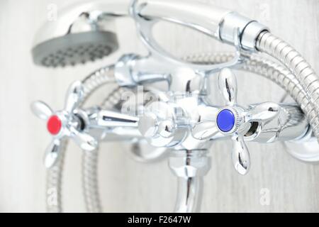 Chrome rubinetto in bagno con rubinetti separati e doccetta Foto Stock