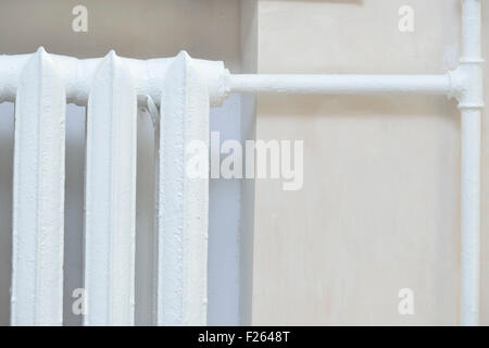 In inverno il riscaldamento in camera (bianco) del radiatore Foto Stock