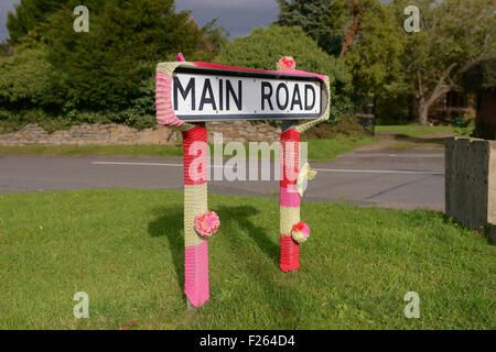 Kilsby, Northamptonshire, Regno Unito. 12 settembre 2015. Arredo urbano nel centro del villaggio sono state coperte con coperchi a maglia. Un segno accanto agli oggetti rende omaggio al Womens Institute 100 anni. Credito: Jamie grigio/Alamy Live News Foto Stock