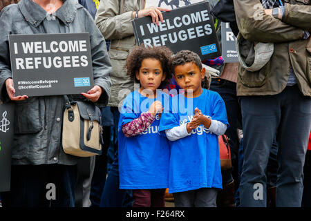 Glasgow, Scotland, Regno Unito. 12 Settembre, 2015. Nonostante la pioggia pesante, circa duemila persone hanno partecipato a una veglia a lume di candela in George Square, Glasgow che mostra il supporto per i rifugiati siriani. Di recente Consiglio di Glasgow che già fornisce case per 55 Aramei, ha annunciato che prenderà un ulteriore 60 rifugiati. Frank McAveety, appena nominato capo del consiglio di Glasgow ha partecipato al rally. Credito: Findlay/Alamy Live News Foto Stock