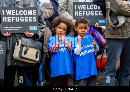 Glasgow, Scotland, Regno Unito. 12 Settembre, 2015. Nonostante la pioggia pesante, circa duemila persone hanno partecipato a una veglia a lume di candela in George Square, Glasgow che mostra il supporto per i rifugiati siriani. Di recente Consiglio di Glasgow che già fornisce case per 55 Aramei, ha annunciato che prenderà un ulteriore 60 rifugiati. Frank McAveety, appena nominato capo del consiglio di Glasgow ha partecipato al rally. Credito: Findlay/Alamy Live News Foto Stock