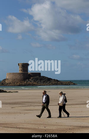 Jersey Isole del Canale, UK. Xii sett, 2015. Meteo mattino cielo azzurro e sole pomeriggio presso il St Ouen cinque miglia di spiaggia & la Rocco Torre (Fortino Napoleonico) in background) Credito: Gordon Shoosmith/Alamy Live News Foto Stock