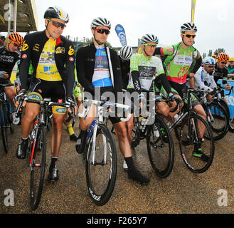 Fakenham Regno Unito. Xii Sep, 2015. Tour della Gran Bretagna Fase sette. Fakenham di Ipswich. Da sinistra a destra Edvald Boasson di MTN Qhubeka Owain Doull del Team Wiggins Peter Williams uno Pro Cycling e Conor Dunne di un post Chainreaction all'inizio Credito: Azione Sport Plus/Alamy Live News Foto Stock