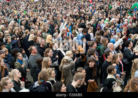 Copenhagen, Danimarca, Settembre 12th, 2015. Più di 35.000 persone prende parte alla "profughi" Benvenuto al rally di Piazza del Parlamento, Christiansborgs Slotsplads in Copenhagen. Foto Stock