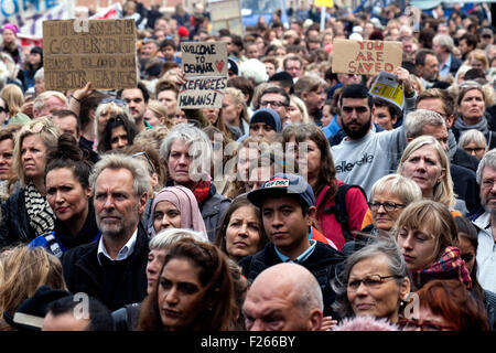 Copenhagen, Danimarca, Settembre 12th, 2015. Più di 35.000 persone prende parte alla "profughi" Benvenuto al rally di Piazza del Parlamento, Christiansborgs Slotsplads in Copenhagen. Foto Stock