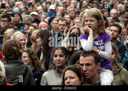 Copenhagen, Danimarca, Settembre 12th, 2015. Più di 35.000 persone prende parte alla "profughi" Benvenuto al rally di Piazza del Parlamento, Christiansborgs Slotsplads in Copenhagen. Foto Stock