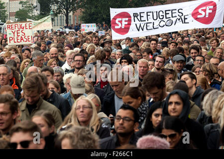 Copenhagen, Danimarca, Settembre 12th, 2015. Più di 35.000 persone prende parte alla "profughi" Benvenuto al rally di Piazza del Parlamento, Christiansborgs Slotsplads in Copenhagen. Foto Stock