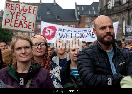 Copenhagen, Danimarca, Settembre 12th, 2015. I partecipanti al "profughi" Benvenuto rally di fronte al parlamento Danese di Copenaghen. Più di 35.000 persone riunite, ha detto che la polizia. Foto Stock