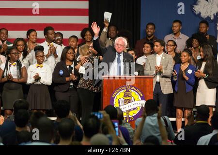 Columbia nella Carolina del Sud, Stati Uniti d'America. Xii Sep, 2015. Stati Uniti Il senatore e candidato presidenziale democratico Bernie Sanders onde ai sostenitori presso la storica black Benedetto College, 12 settembre 2015 in Columbia, SC. Sanders era il secondo viaggio come un candidato presidenziale di Carolina del Sud sperando di allargare il suo appello con African elettori americani nel primo meridionale stato primario. Foto Stock