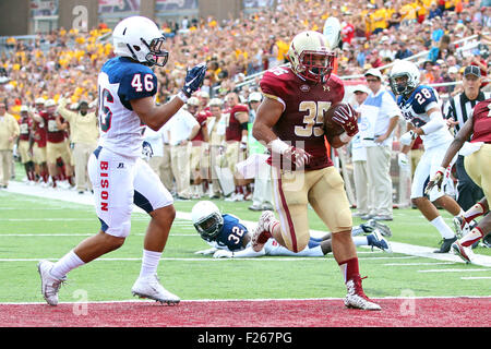 Settembre 12, 2015; Chestnut Hill, MA, USA; il Boston College Eagles running back Tyler Rouse (35) punteggi il suo terzo touchdown nella prima metà del NCAA Football gioco tra il Boston College Eagles e Howard Bison a Alumni Stadium. Anthony Nesmith/Cal Sport Media Foto Stock