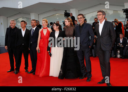 (150912) -- VENEZIA, Sett. 12, 2015 (Xinhua) -- Venezia 72 i membri della giuria Pawel Pawlikowski, Nuri Bilge Ceylan, Diane Kruger, Lynne Ramsay, Elizabeth banche, Francesco Munzi, Emmanuel Carrere e presidente Alfonso Cuaron (da R a L) partecipare alla cerimonia di chiusura e la premiere del film "Lao Pao Er' (Sig. 6), durante la 72a Venezia Film Festival presso l'isola del Lido di Venezia, Italia, Sett. 12, 2015. (Xinhua/Ye Pingfan) Foto Stock