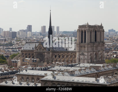 Il lato nord di Notre Dame de Paris visto dal Tour Saint-Jacques, Francia. Foto Stock