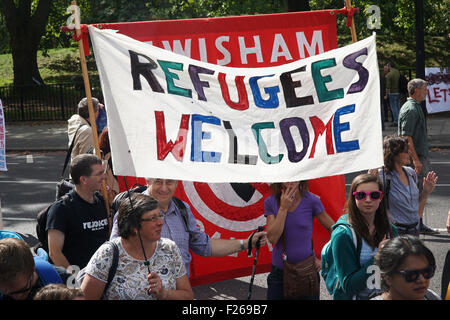 Londra, Regno Unito. 11 Settembre, 2015. Dieci di migliaia di giovani e vecchi da tutto il paese complessivo in Marble Arch marzo a Westminster no Boarder e rifugiati benvenuti qui. Credito: Vedere Li/Alamy Live News Foto Stock