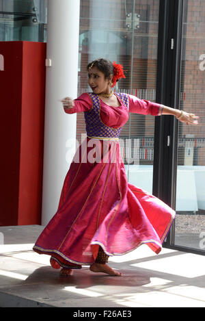 Sabato 18 luglio 2015 Taliesein Dance giorni di eventi Swansea ballerino indiano Amrita Bandyopadhay Foto Stock