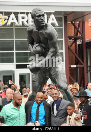 Philadelphia, Pennsylvania, USA. Xii Sep, 2015. La famiglia di Joe Frazier svela la statua di Filadelfia legenda di inscatolamento, Joe Frazier la statua si trova nella parte anteriore del XFINITY LIVE' Philadelphia © Ricky Fitchett/ZUMA filo/Alamy Live News Foto Stock