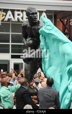 Philadelphia, Pennsylvania, USA. Xii Sep, 2015. La famiglia di Joe Frazier svela la statua di Filadelfia legenda di inscatolamento, Joe Frazier la statua si trova nella parte anteriore del XFINITY LIVE' Philadelphia © Ricky Fitchett/ZUMA filo/Alamy Live News Foto Stock