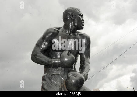 Philadelphia, Pennsylvania, USA. Xii Sep, 2015. La statua di Filadelfia legenda di inscatolamento, Joe Frazier la statua si trova nella parte anteriore del XFINITY LIVE' Philadelphia © Ricky Fitchett/ZUMA filo/Alamy Live News Foto Stock