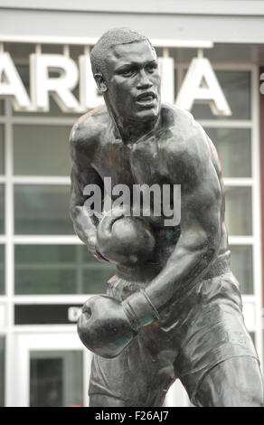 Philadelphia, Pennsylvania, USA. Xii Sep, 2015. La statua di Filadelfia legenda di inscatolamento, Joe Frazier la statua si trova nella parte anteriore del XFINITY LIVE' Philadelphia © Ricky Fitchett/ZUMA filo/Alamy Live News Foto Stock