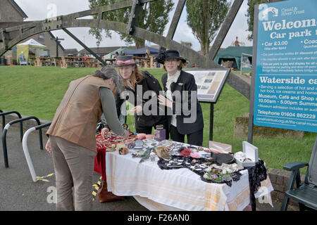 Stoke Bruerne, Northamptonshire, UKVillage in guerra 1940 rievocazione.Lady ciondoli di vendita con un'annata di credito di stallo: Scott Carruthers/Alamy Live News Foto Stock