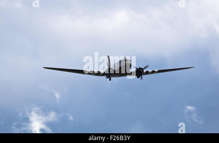 Stoke Bruerne, Northamptonshire, Regno Unito. 12 Settembre, 2015. Villaggio in guerra 1940 rievocazione.Douglas C-47 Dakota, ZA947, RAF Battle of Britain Memorial Flight. Credito: Scott Carruthers/Alamy Live News Foto Stock