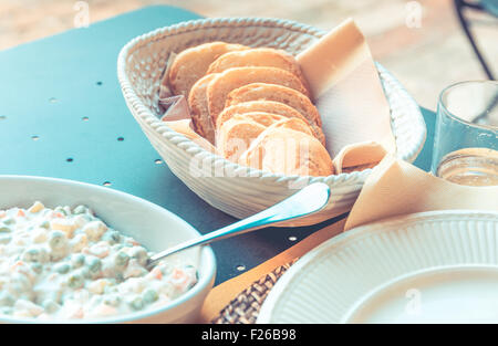 La prima colazione all'aperto impostazione con la maionese insalata e fette di pane Foto Stock