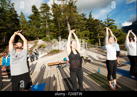 Istruttore Yoga Annie Martinello, dal Squamish Yoga Studio Co-Op, conduce una classe nella parte superiore della Sea to Sky Gondola. Foto Stock