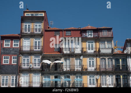 Gli edifici di vecchia costruzione nello storico quartiere Ribeira di Porto come si vede dal Fiume Douro Foto Stock