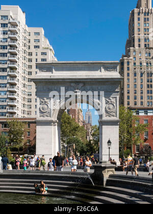 Washington Square Arch e fontana, Washington Square Park, Greenwich Village, NYC Foto Stock