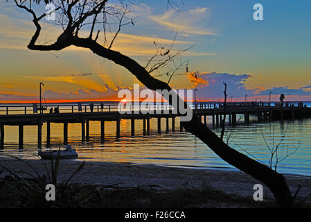 Unico colorato tramonto su jetty immagine catturata dal Fraser Island, Queensland, Australia Foto Stock