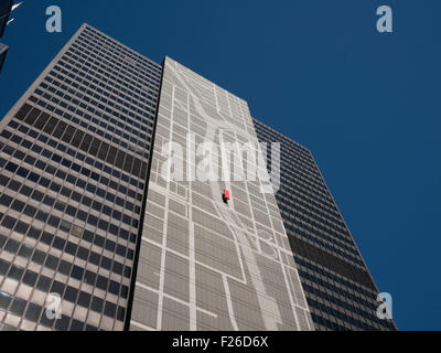 Basso angolo di visualizzazione mappa murale su 300 South Wacker edificio Foto Stock