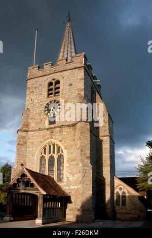 Xi secolo la chiesa di San Lorenzo nella luce della sera, Chobham village, Surrey Foto Stock