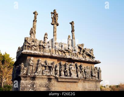La vita di Cristo sculture in pietra. Parete ovest del XV C il calvario di Tronoen. Cappella di Notre Dame, Saint-Jean-Trolimon, Finisterre, Francia Foto Stock