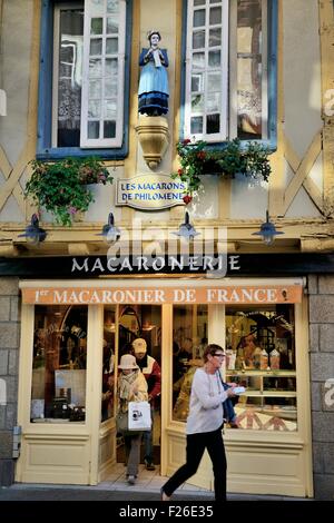 In stile tradizionale francese amaretto pasticceria dolciario tea shop cafe. Rue Kereon nel centro medievale di Quimper, Finisterre, Francia Foto Stock